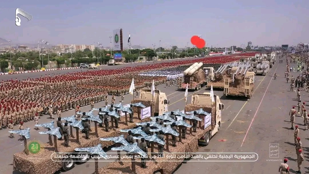  بالصور | صواريخ استراتيجية في عرض عسكري هو الأضخم في العاصمة صنعاء 